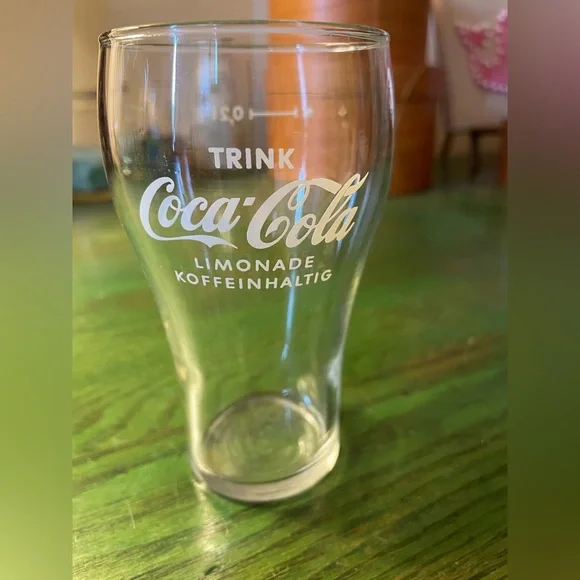 German .2L Trink Coca-Cola Limonade Koffeinhaltig Glass - Coke Collectible - Picture 1 of 2